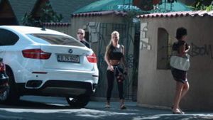 Leo de la Strehaia isi va baga unghia in gat cand va vedea asta! Cum s-a pozat asistenta TV langa BMW-ul primit cadou: "Esti..."