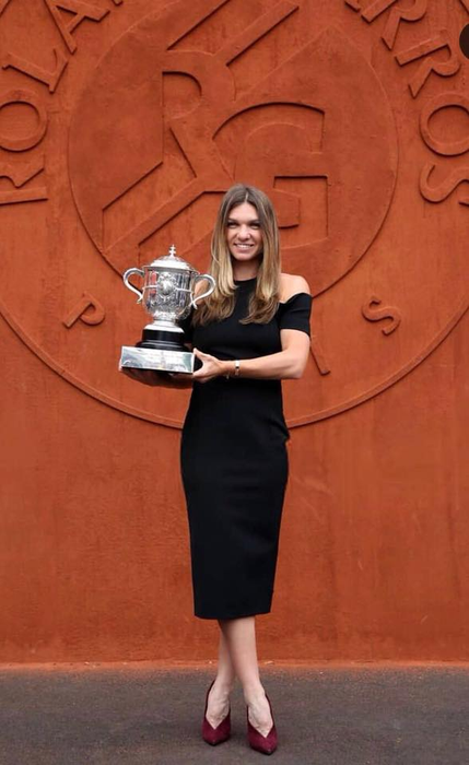 Simona Halep s-a pozat la piscină, la o zi după ce a revenit în țară! Cum arată în costum de baie