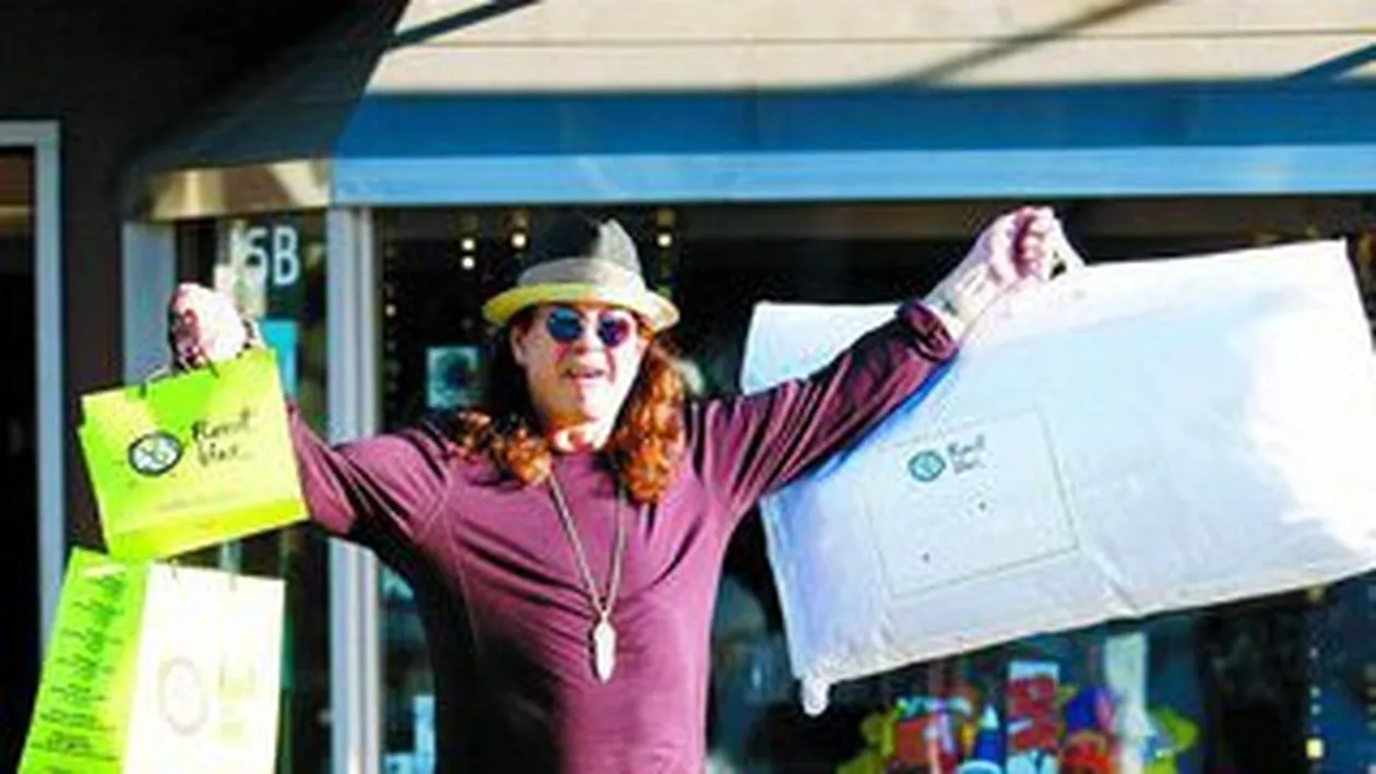 A cumparat tot mallul din Malibu!