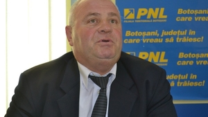 Un polician român s-a dezbrăcat în chiloţi, chiar în faţa Palatului Parlamentului! De ce a recurs la asta!