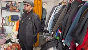 Ce a putut găsi Piedone într-un "second hand" din Arad: "Ăștia-s mari și pentru mine"