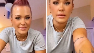Ce a pățit femeia din imagine, după ce a vrut să-și tatueze numele fiului ei pe braț. Când a desfăcut bandajul, a intrat în pământ de rușine. Ce scria, de fapt