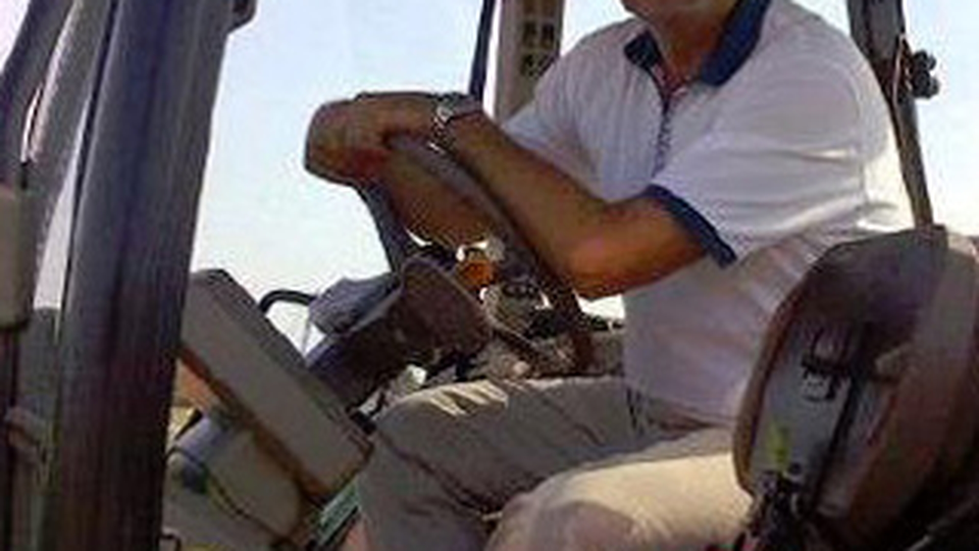 Lucian Mindruta isi schimba meseria si vrea sa se faca tractorist ca sa cucereasca fetele! Uite ce logica de fier are!