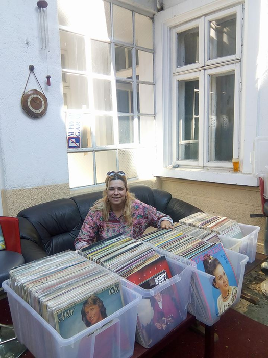 Dana Marijuana s-a reprofilat! Vinde huse de telefon și CD-uri muzicale vechi