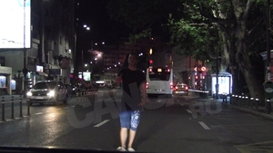 Scene incredibile in centrul Bucurestiului! Cum au reactionat politistii locali atacati de “vampirul” din mijlocul strazii!