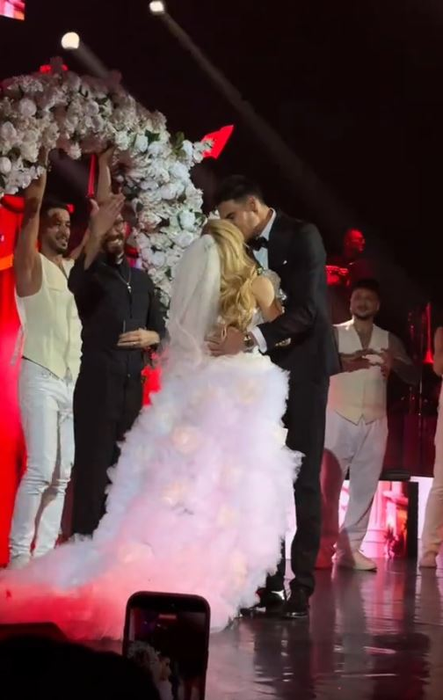 Andreea Bălan s-a „căsătorit” cu Victor Cornea în fața publicului! Artista le-a făcut fanilor săi o surpriză de proporții, în timpul concertului