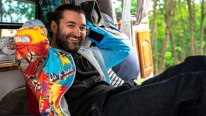 Smiley, profund impresionat de o tânără cu forme apetisante. Cine e femeia care l-a făcut pe artist să-și iasă din minți