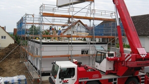 Cât de aproape poate construi vecinul de casa ta. Regula din lege care decide cine are dreptate