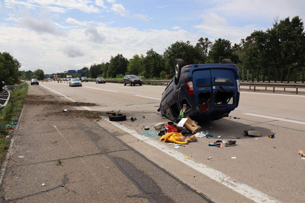 Șoferul unui Logan MCV, cursă haotică pe o autostradă din Germania. A mers cu 180 km/h și a făcut accident, fiind urmărit de 20 de mașini de poliție. Sursa foto: Heidelberg24.de