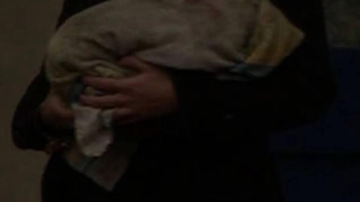 VIDEO O femeie fara suflet si-a aruncat copilul, intr-un bloc, chiar in seara de Ajun!