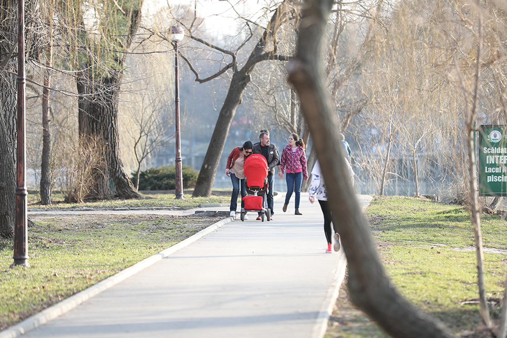 Andreea Pană şi Costică Constanda, în parc, cu copilul lor