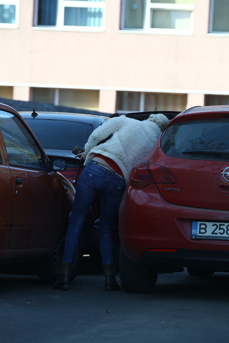 Îşi ia geanta din maşină