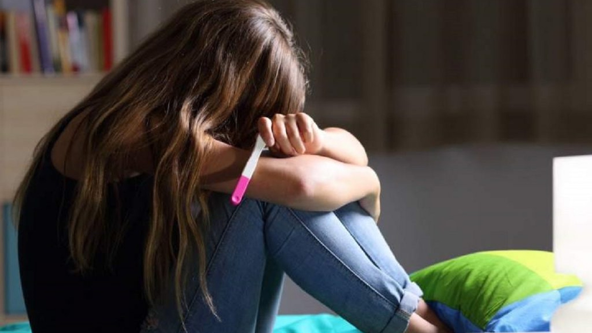 Violatorii unei copile de 11 ani, lăsată însărcinată, au rămas nepedepsiți, pe motiv că ”fata stătea deasupra”!