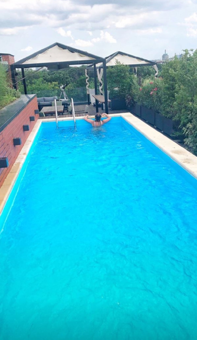 Delia, fotografiată în timp ce înota la piscină! Fanii, impresionați de corpul ei, au exclamat: “O prințesă!”