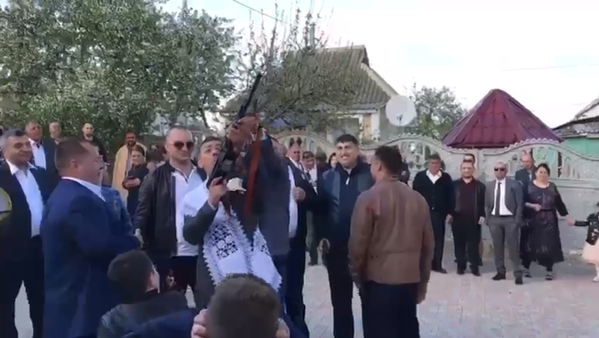 Au tras cu mitraliera și pistolul la petrecere. Adi Minute a cântat printr-o ploaie de gloanțe