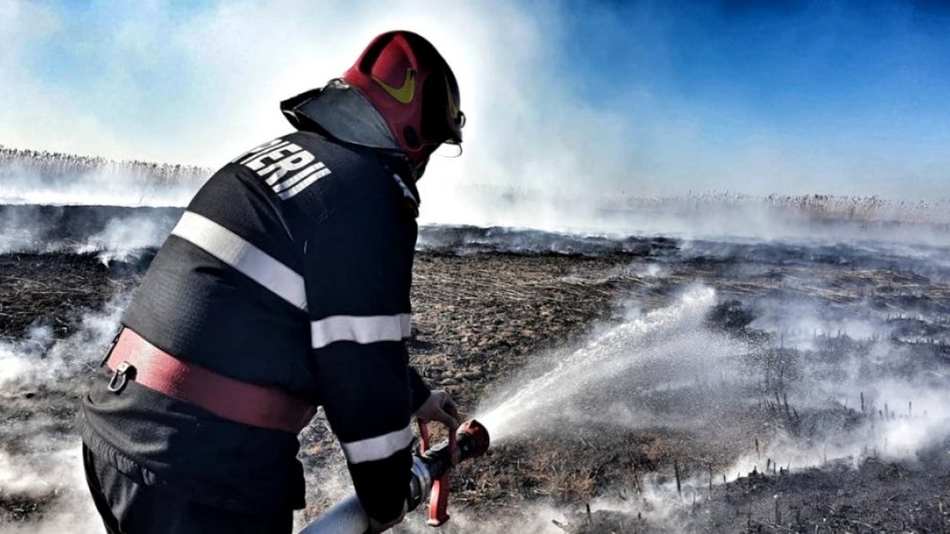 În plină pandemie, poluare extremă în București. Fumul care iese din pământ: ”Arde la 20 de cm dedesubt!”