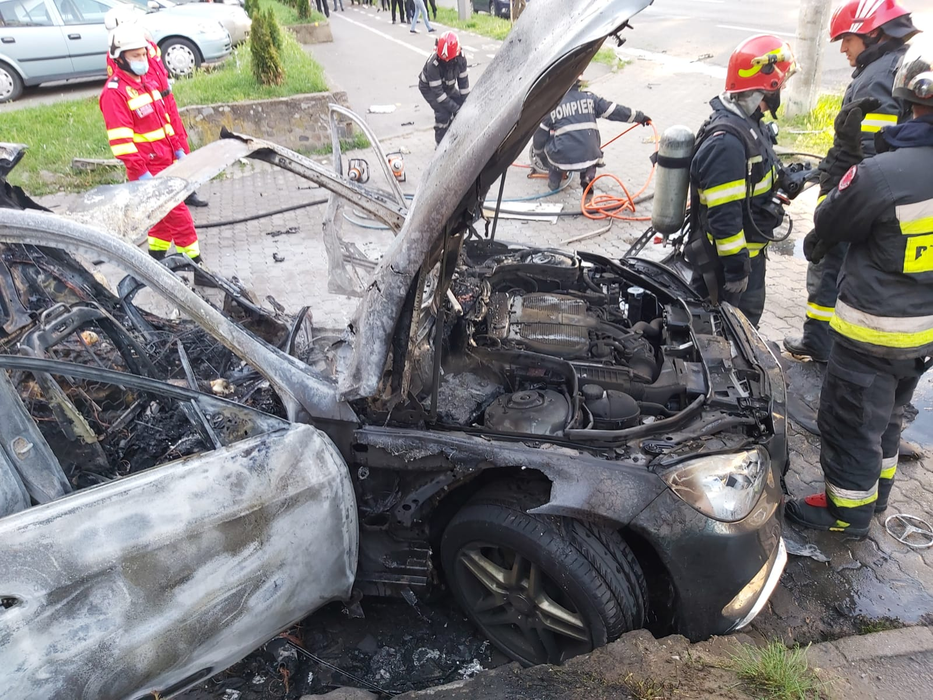 Incendiu în Arad. Un bărbat a fost găsit mort în flăcări, într-o mașină care a ars