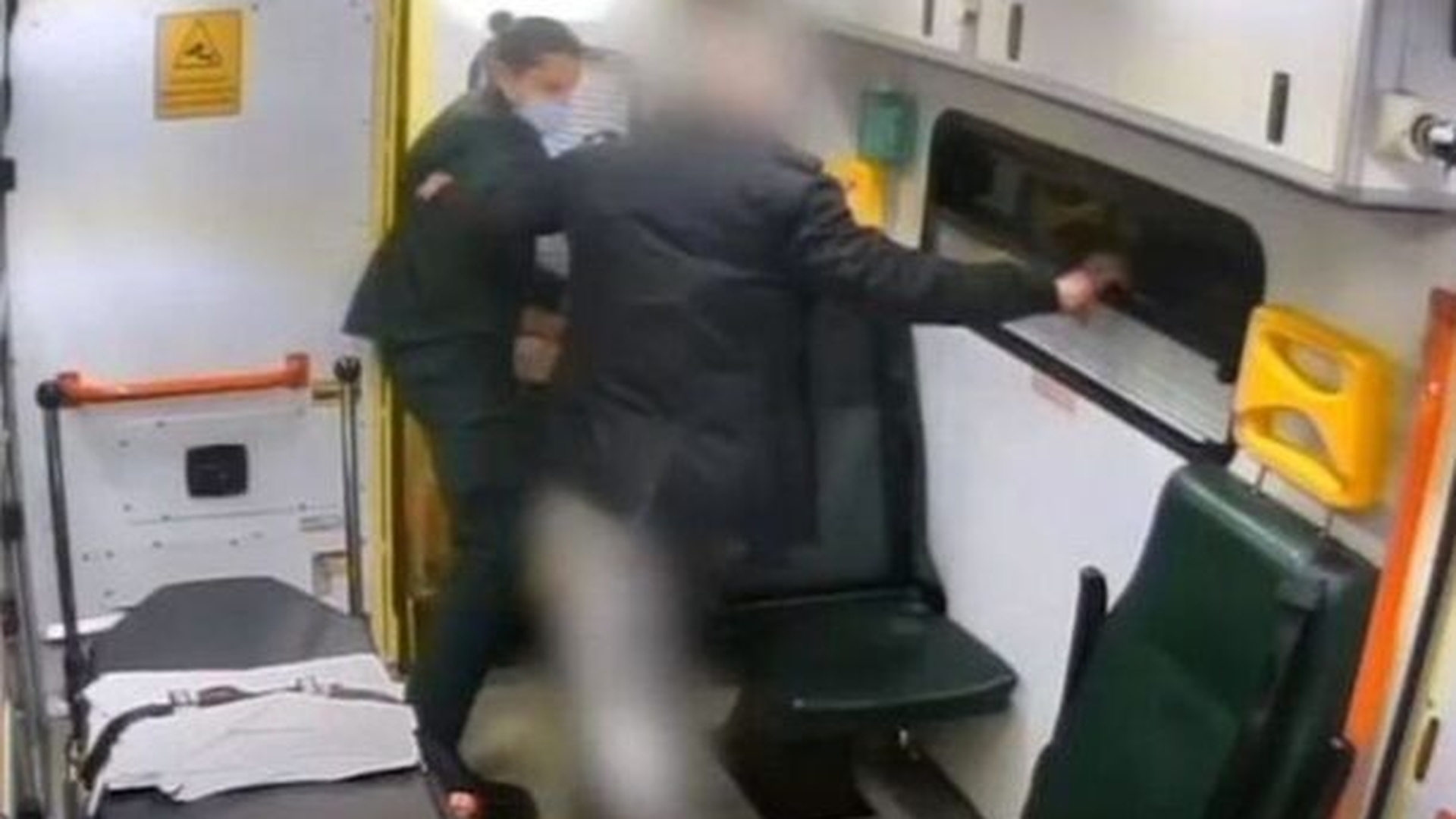 Un român a aruncat din ambulanță un paramedic din Londra. De unde a plecat scandalul și cum s-a ajuns la această situație