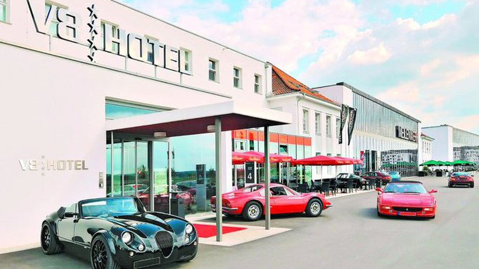 "Bine ati venit la hotelul masinilor!"