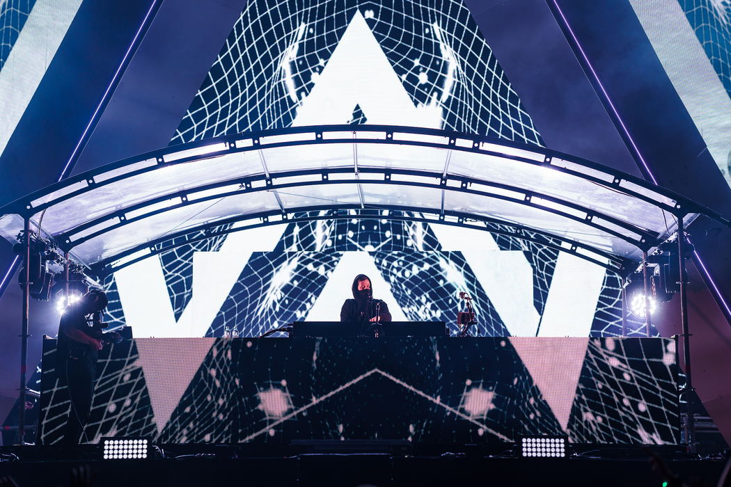 Alan Walker va susține cel mai exclusivist DJ-set în Rave Plane la SAGA Festival 2023