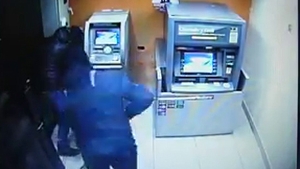 VIDEO Incredibil! O banda de hoti a reusit sa sparga un bancomat in mai putin de un minut! Vezi cum au lucrat baietii!