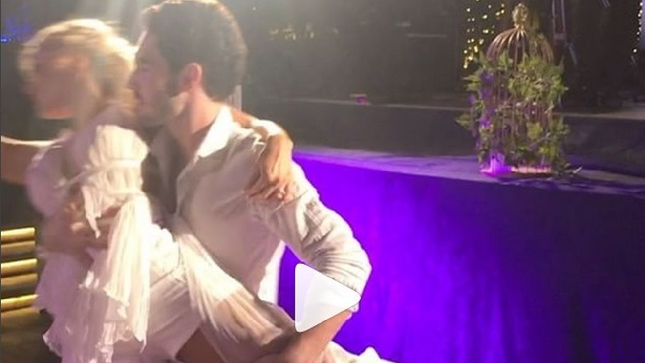 Oana Matache şi soţul ei au făcut-o să plângă pe Delia cu valsul mirilor! Miresica şi-a schimbat rochia de mireasă la petrecere