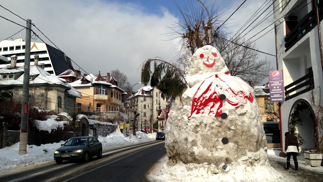 Ninsoarea înseamnă şi multă bucurie! La Sinaia, oamenii au făcut cel mai mare om de zăpadă din România!
