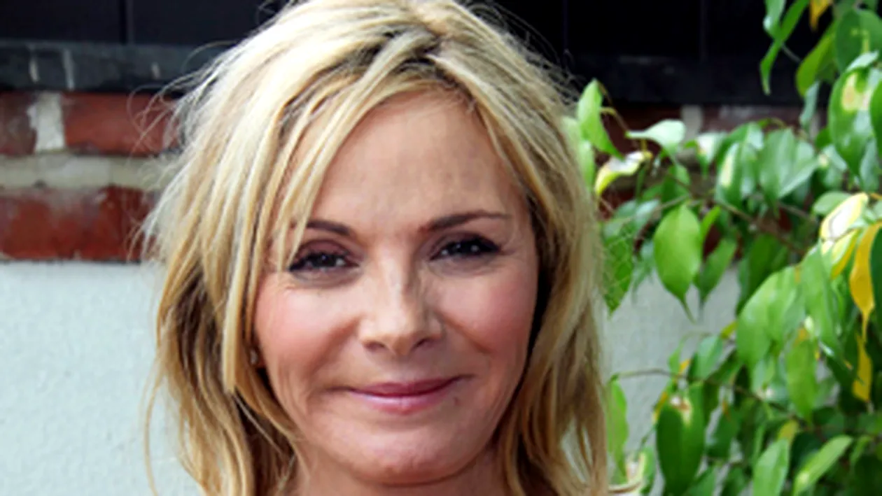 Kim Cattrall nu vrea sa arate mai tanara decat este: Nu am incredere in operatiile estetice