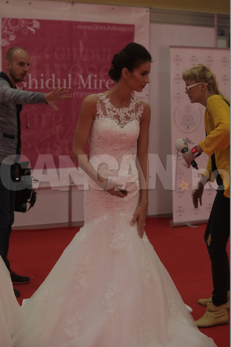 OANA IONIŢĂ şi GEANINA ILIEŞ au îmbrăcat rochia de mireasă! Cui îi stă mai bine?