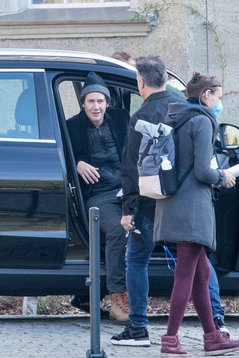 Keanu Reeves surprins în timp ce iese din hotelul său și dă autografe fanilor ( foto Profimedia )