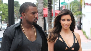 Prima fotografie cu fetiţa lui Kim Kardashian! Rapperul Kanye West: "Mă rog ca micuţa să semene cu mama ei când va mai creşte"