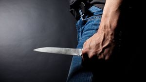 Tentativă de omor în Capitală! Un bărbat de 53 de ani și-a înjunghiat soția, apoi a dat foc apartamentului în care locuiau