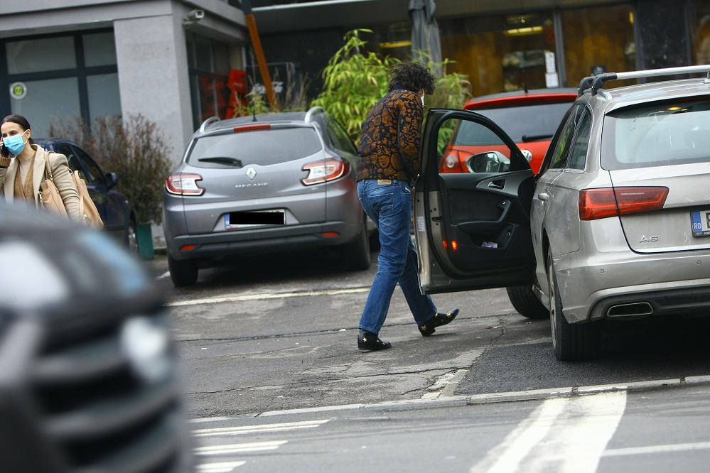 Când a plecat spre mașină, solistul trupei Vama a pierdut 10 lei, însă, i-a recuperat cu ajutorul unei femei care și-a dorit să își păstreze conștiința curată © CANCAN.RO