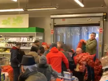 VIDEO. Pandemia de coronavirus i-a transformat pe români! Bătaie pe cartofi în cel mai mare hypermarket din Constanța