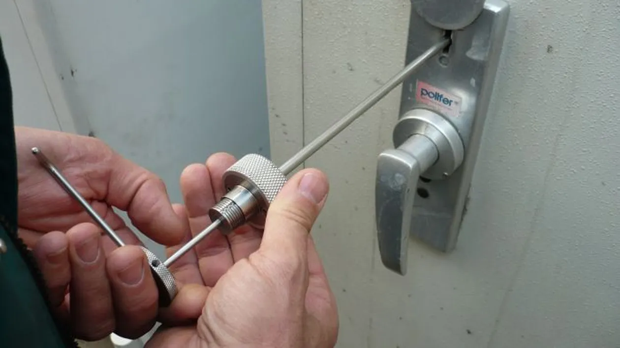 Alerta in Capitala! Un grup de hoti “inteligenti” sparg usile anti-efractie, fura banii si aurul, dar lasa aparatura!