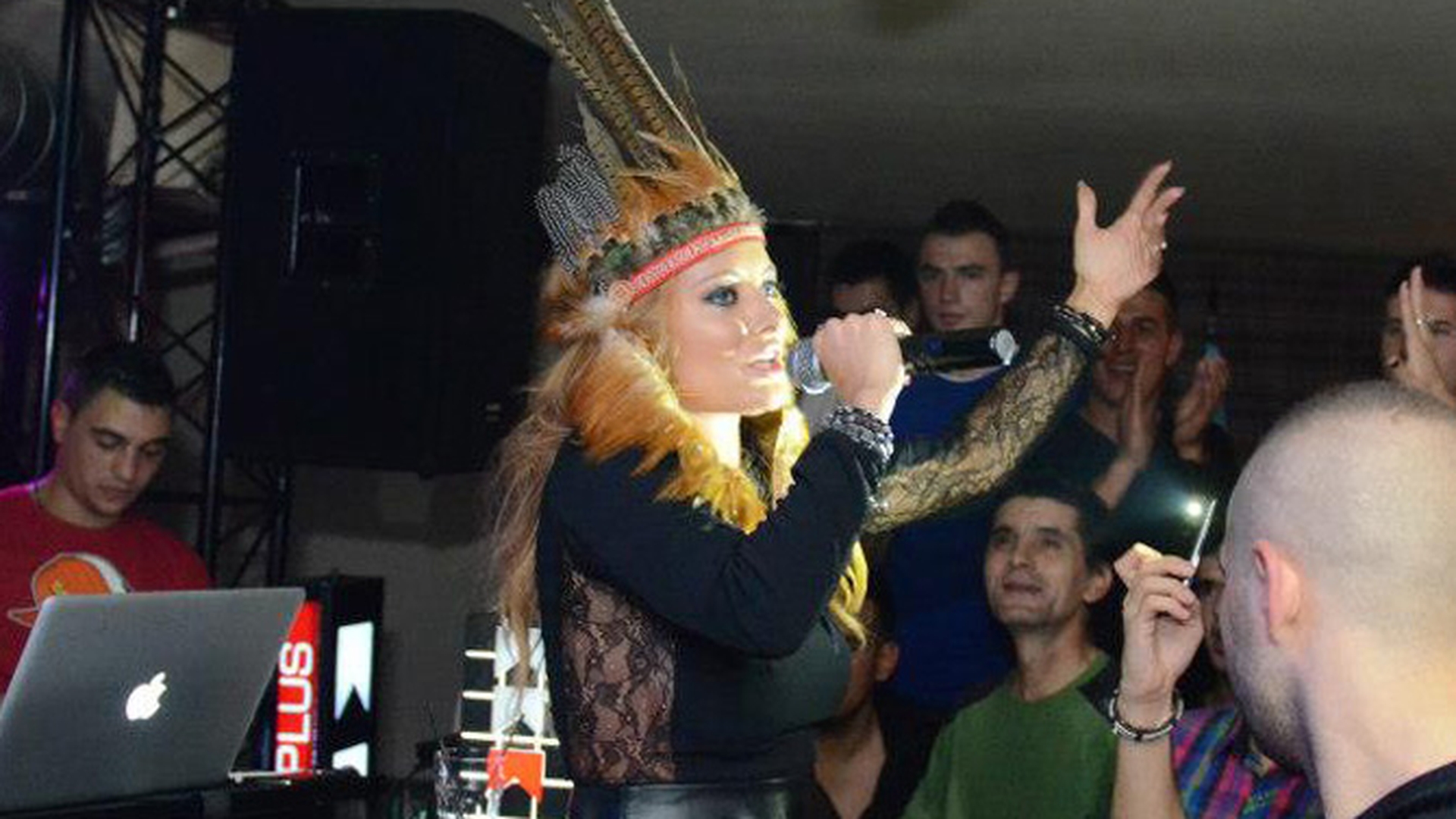 Pe Delia o prinde bine rolul de indianca. Uite cum s-a destrabalat la un concert
