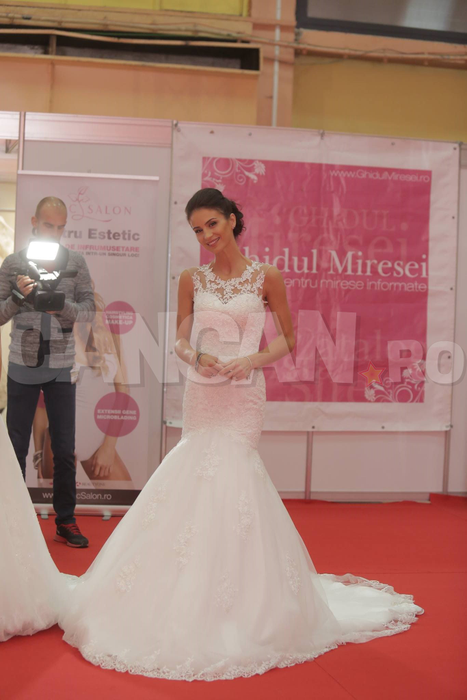 OANA IONIŢĂ şi GEANINA ILIEŞ au îmbrăcat rochia de mireasă! Cui îi stă mai bine?