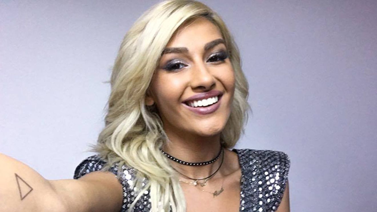 ALINA EREMIA s-a pozat fără pic de machiaj, însă fanii au rămas cu gura căscată când au văzut ce era pe tricoul ei! "Pe bune?!"