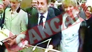 Sarkozy a plecat cu geanta Vuitton