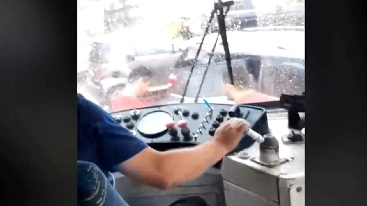 Caz șocant în București! Un vatman a intrat intenționat cu tramvaiul într-o mașină