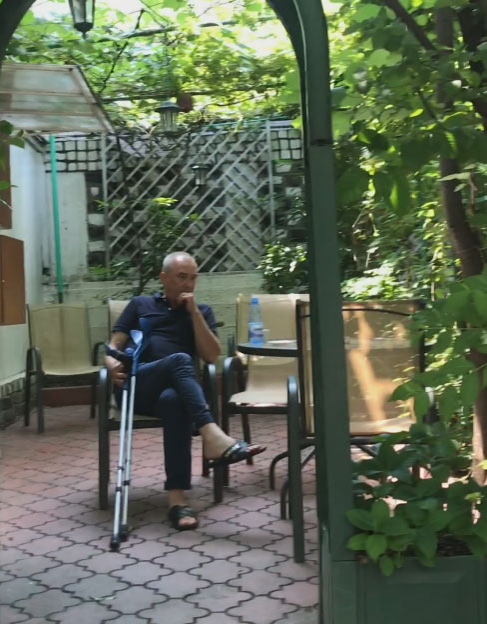 Dumitru Bucșaru are nevoie de cârje pentru a se deplasa