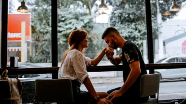 Semne că vrea un „second date”. 5 indicii care te ajută să „descifrezi” un bărbat de succes