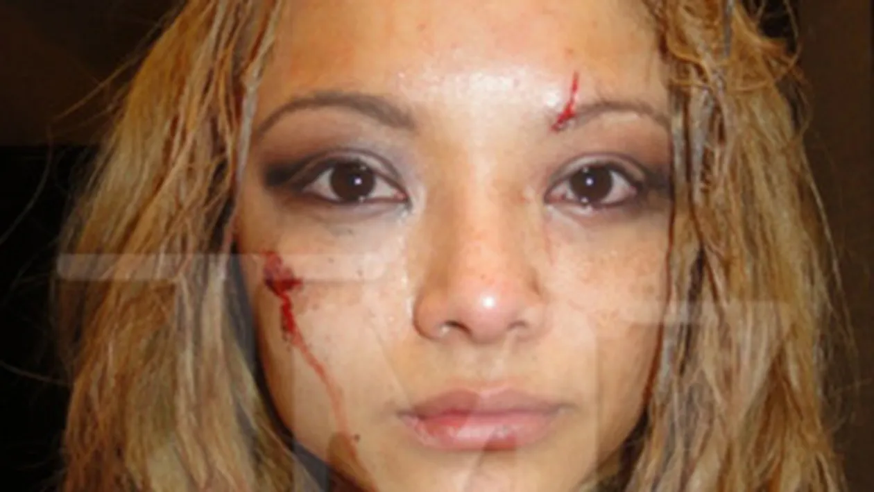 Tila Tequila a fost batuta cu pietre si sticle de bere! Spectatorii unui concert au aruncat cu urina in ea