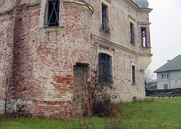 Castelul se transformă într-o ruină