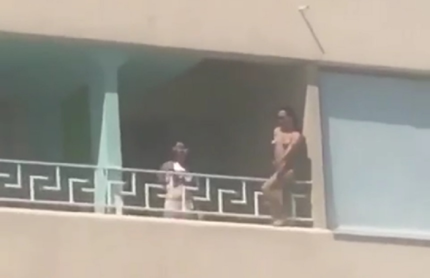 O ”bombă sexy”, goală, pe balconul unui hotel din Mamaia