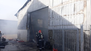 VIDEO. Pericol uriaș de explozie în Argeș. A luat foc o fermă, iar incendiul se extinde. În apropiere sunt rezervoare de motorină și saci de azotat de amoniu