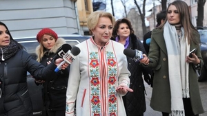 Cât costă celebrul palton alb al premierului Viorica Dăncilă! Nu oricine îşi permite o asemenea haină de designer