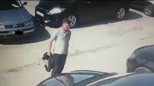 Un hoț a fost filmat în timp ce a furat dintr-o mașină lăsată descuiată într-o parcare din Suceava. Cu ce pradă a plecat