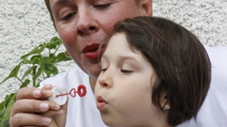 Sunt si mama, si tata! Vedete care nu se tem sa-si creasca singure copiii!