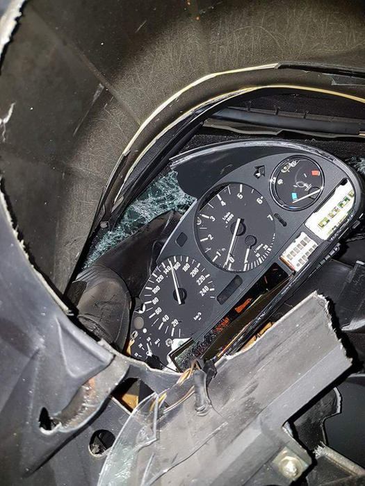 Acest BMW s-a dezmebrat în urma unui accident! Acul vitezometrului s-a oprit la…